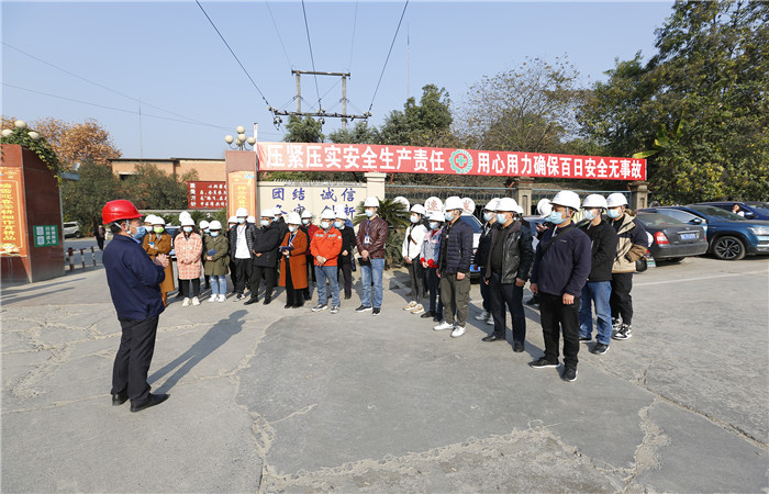 红花岗区“安全生产专项整治三年行动现场观摩会”在PG电子(中国)官方网站举行1.jpg